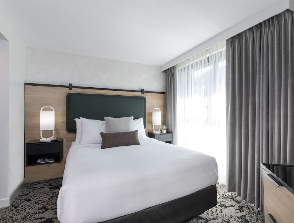 1 BEDROOM, SUITE, QUEEN BED