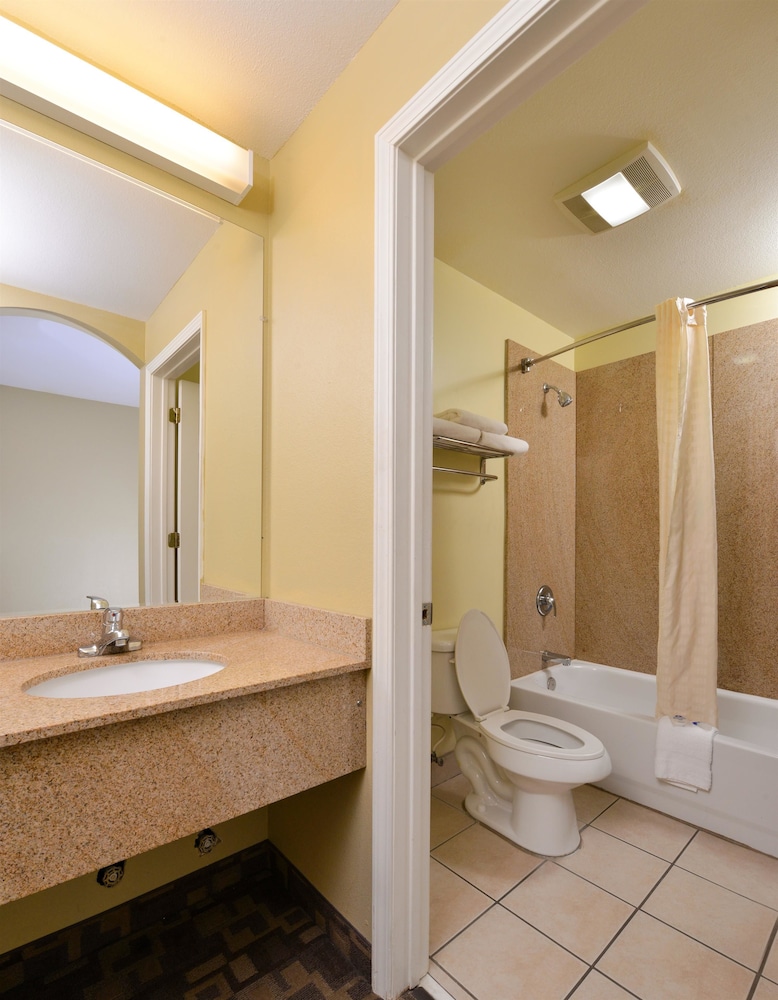 Americas Best Value Inn And Suites University Avenue 8/18