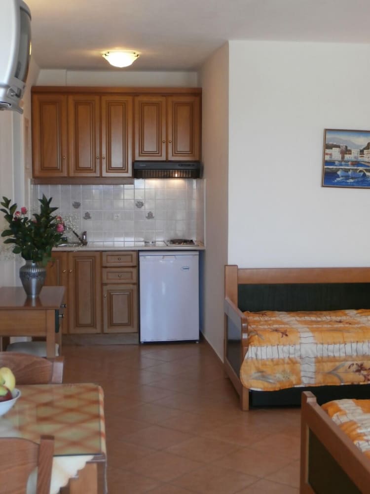 Agnanti Hotel 48/69