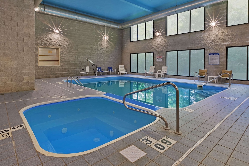Comfort Inn Whitehall Near Michigan s Adventure 12/36