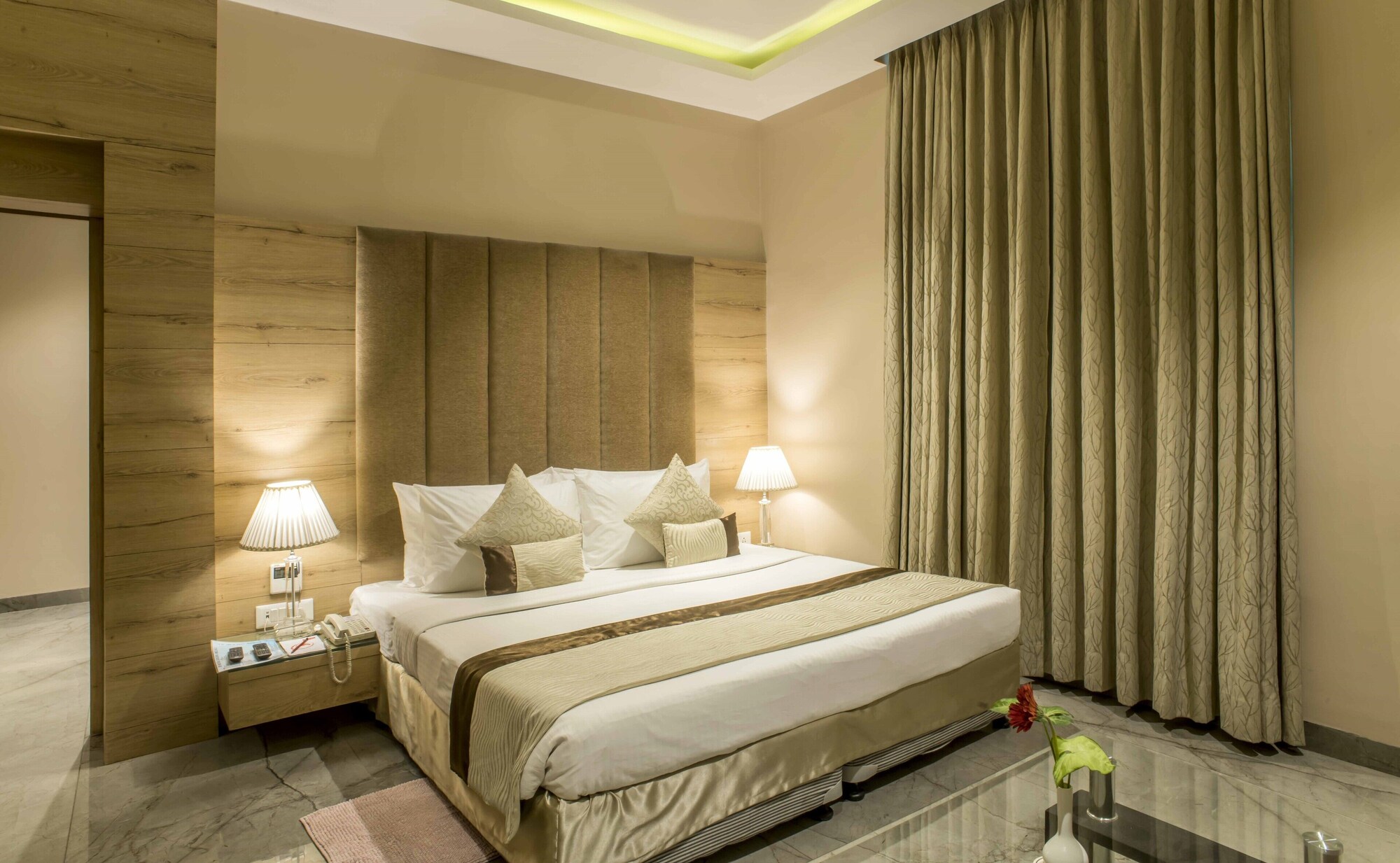 Super, Deluxe, King Bed