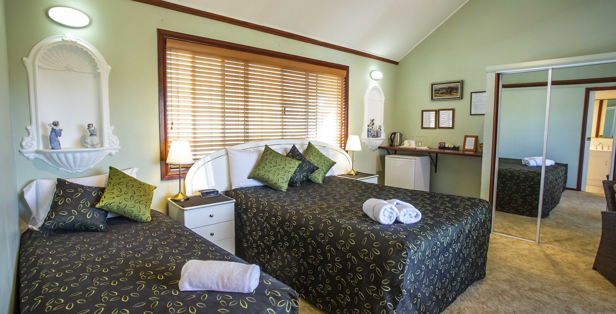DELUXE, DOUBLE BED