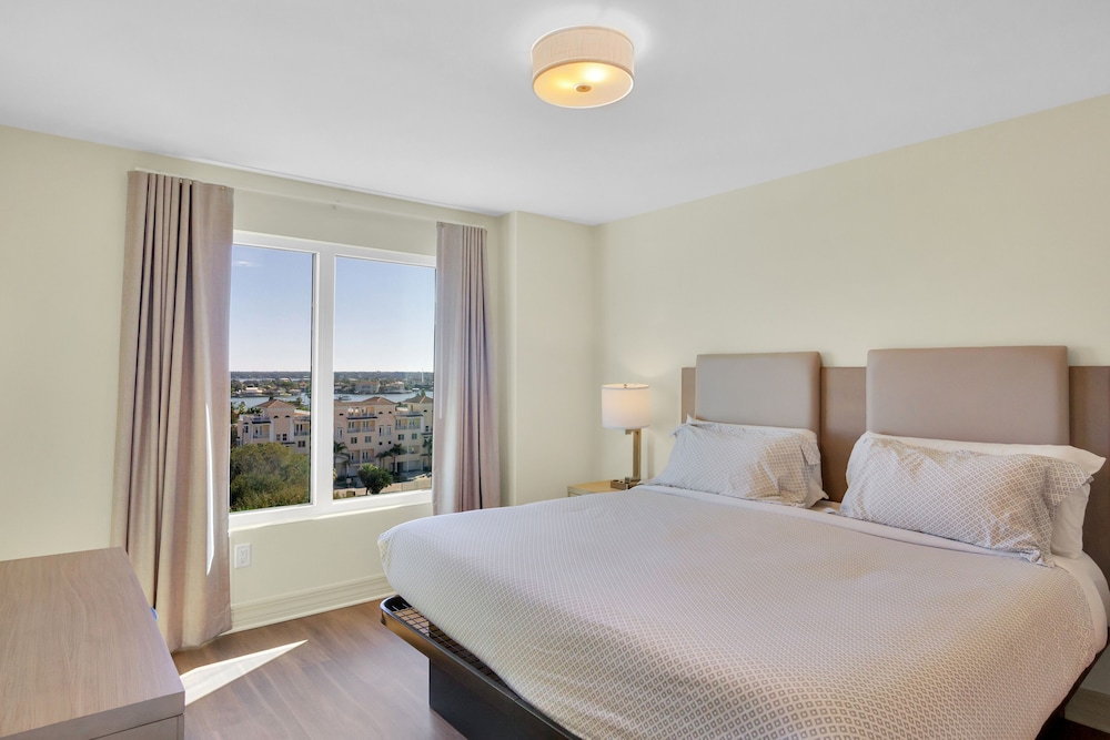 3 Bedrooms, Deluxe, Suite, 1 King and 2 Queen Beds, City View, Sofa