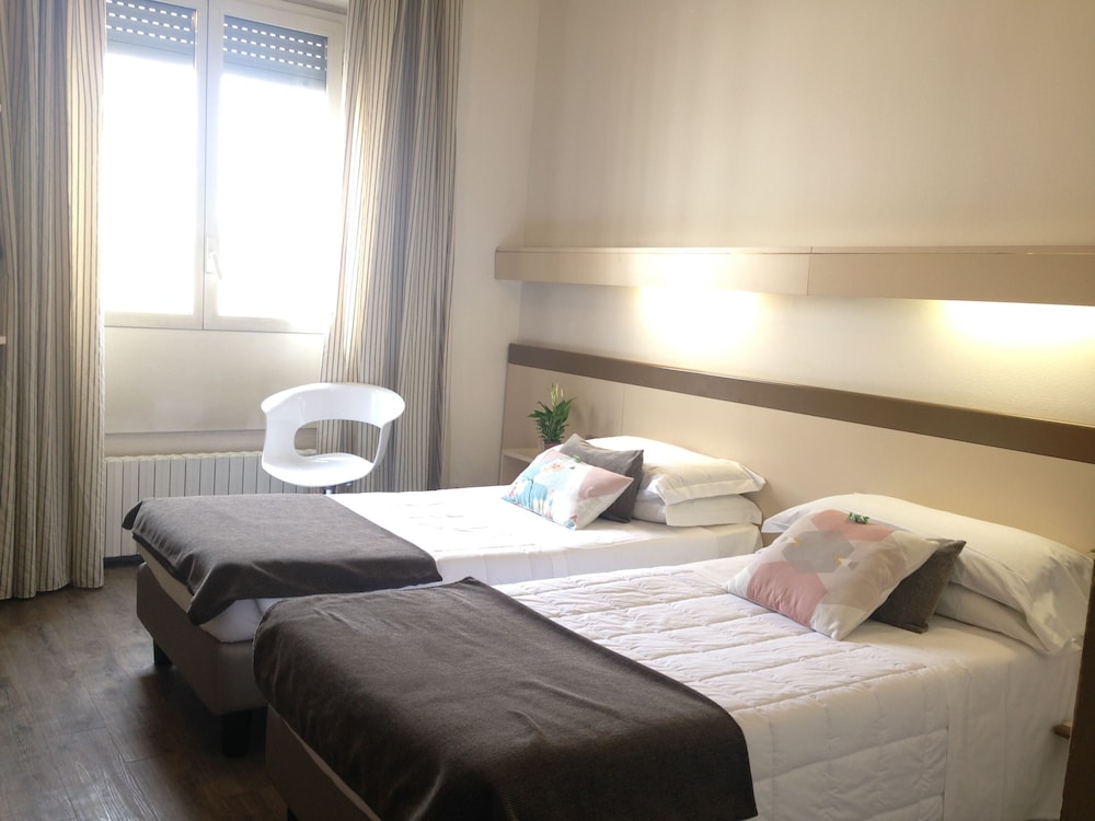 ROOM, TRIPLE