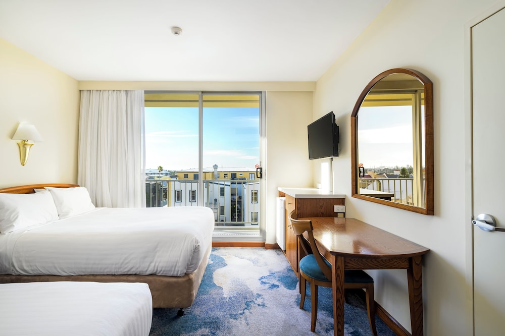 CITY, 1 QUEEN AND 1 SINGLE BED