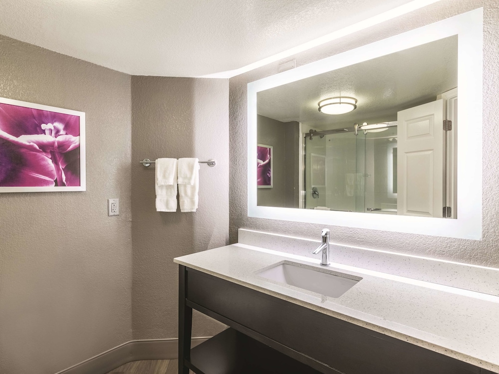 La Quinta Inn and Suites by Wyndham Austin Near The Domain 10/52