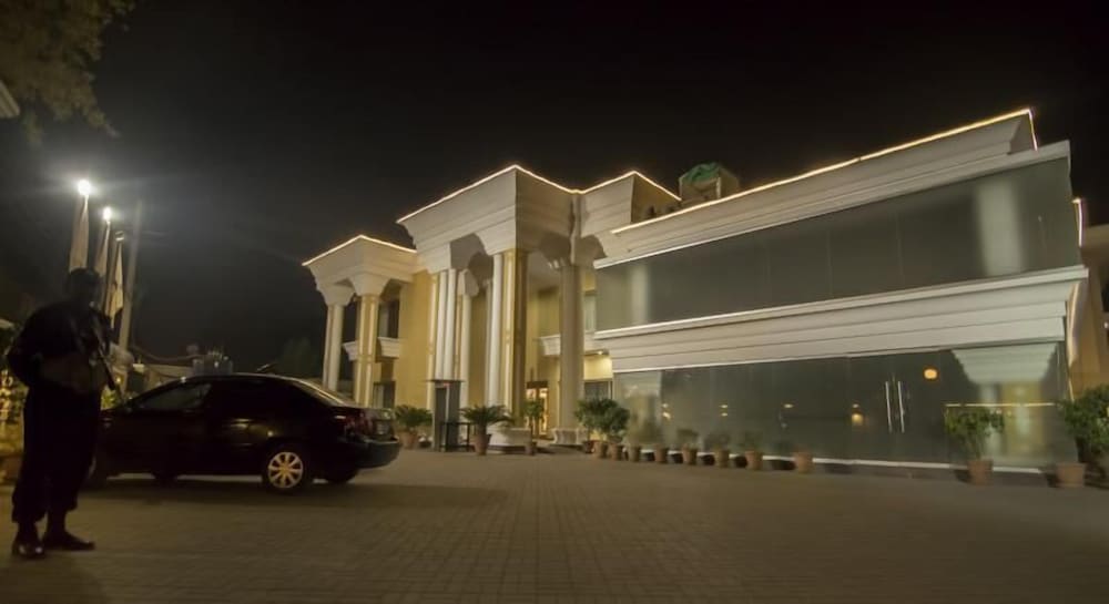 Hotel One Tariq Road in MULTAN