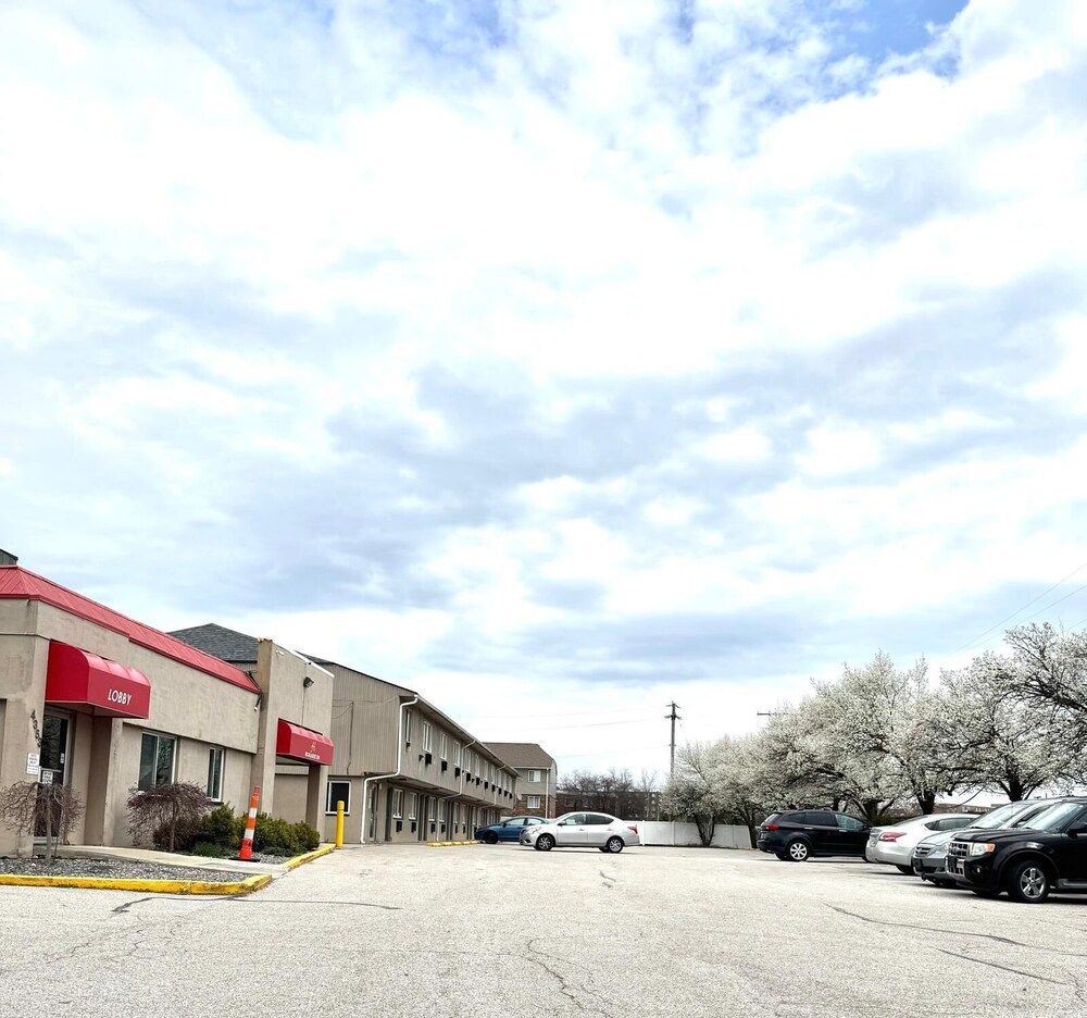 Highlander Inn Cleveland Beachwood Near I-480 24/28