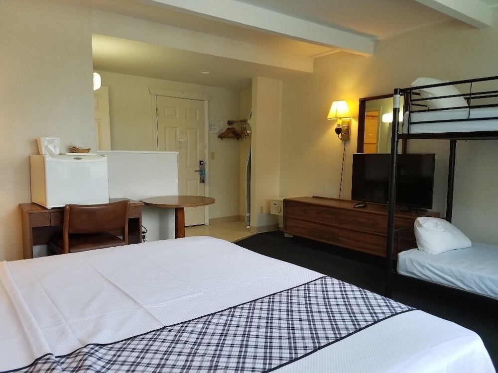 ROOM, MULTIPLE BEDS