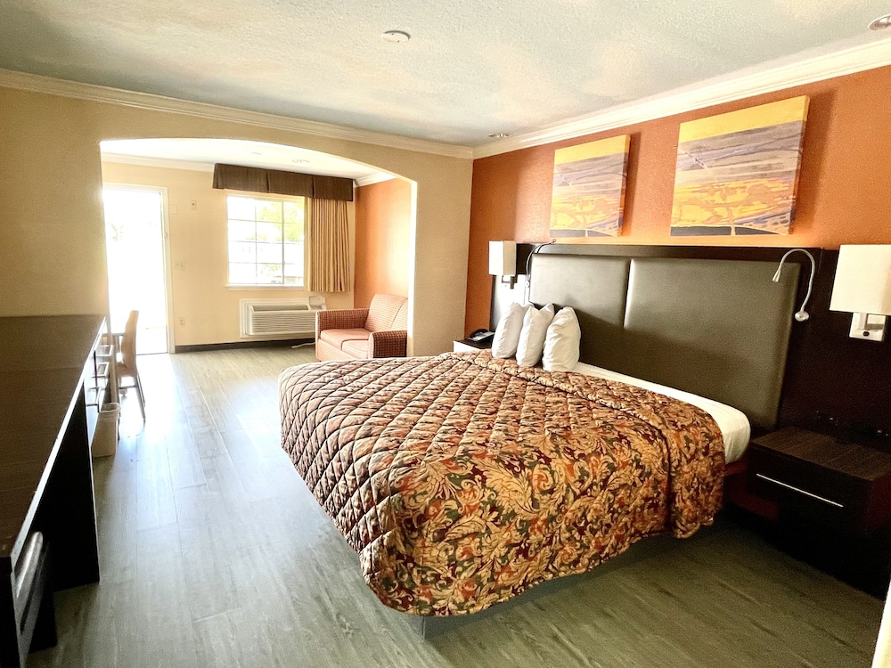 Luxury Inn & Suites Liberty 27/65