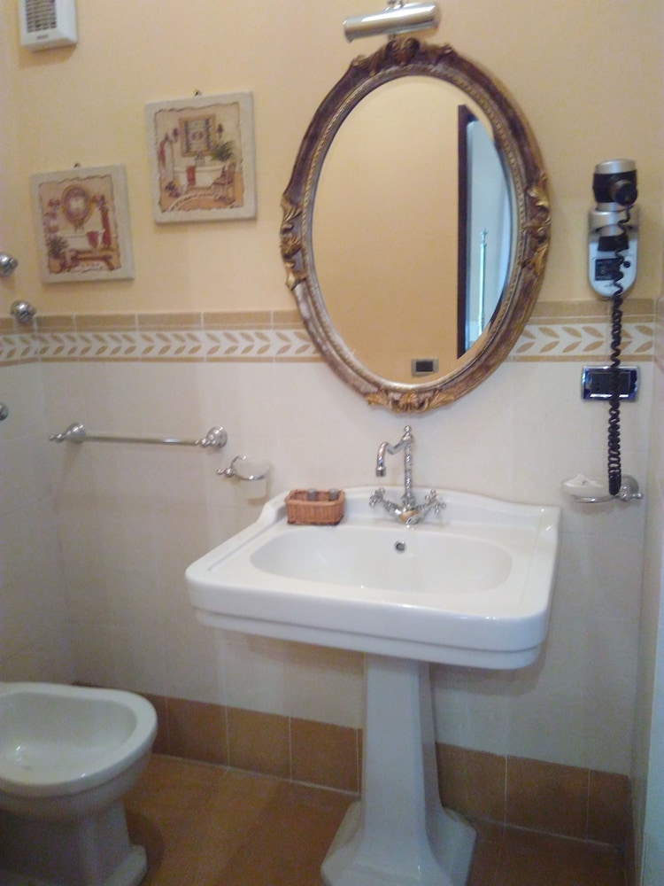 HOTEL VILLA DORATA, ETNA 38/44