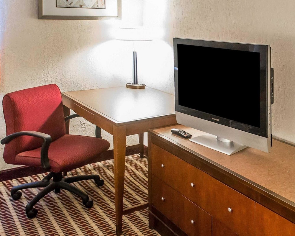 Economy Inn and Suites Warren 24/28