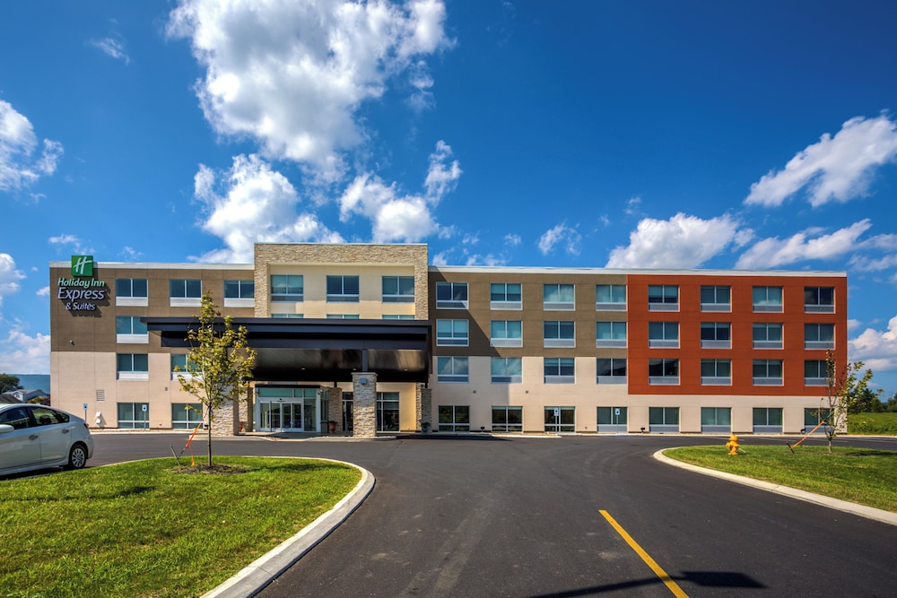 Holiday Inn Express Suites Reedsville State Coll Area 4/56