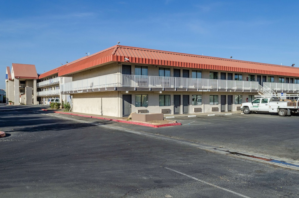 Studio6 Fresno, CA - Extended Stay 32/37