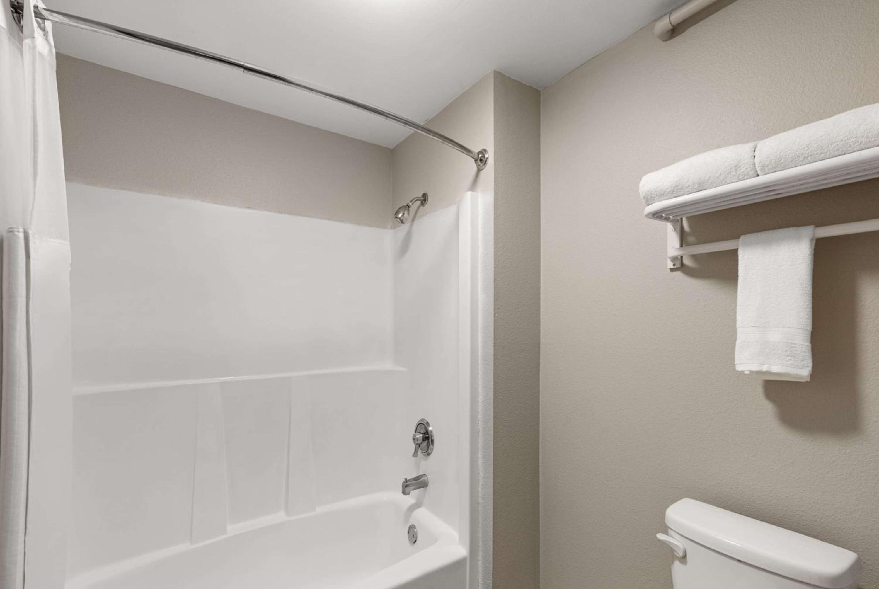 غرفة ديلوكس بسرير كينج بجاكوزي، Days Inn by Wyndham Lakewood South Tacoma 4/4