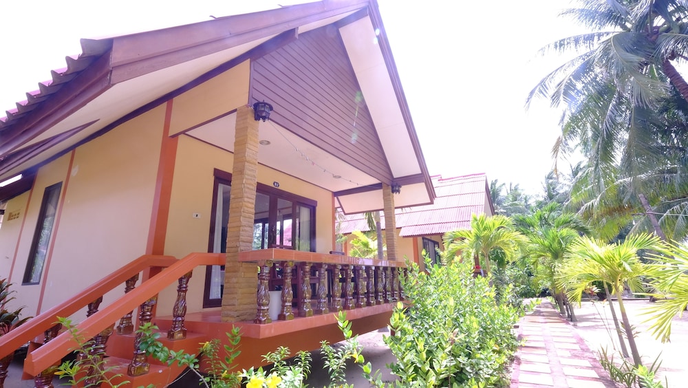 Lolita Bungalows 3/50