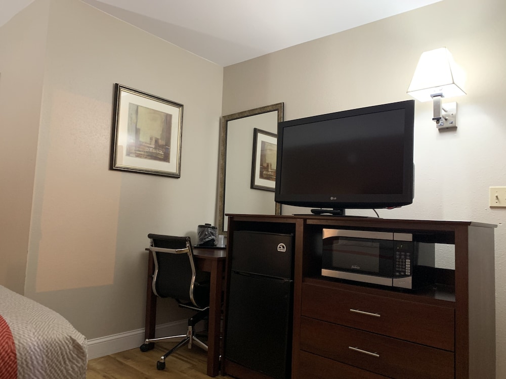Rodeway Inn Somerset MA 33/57