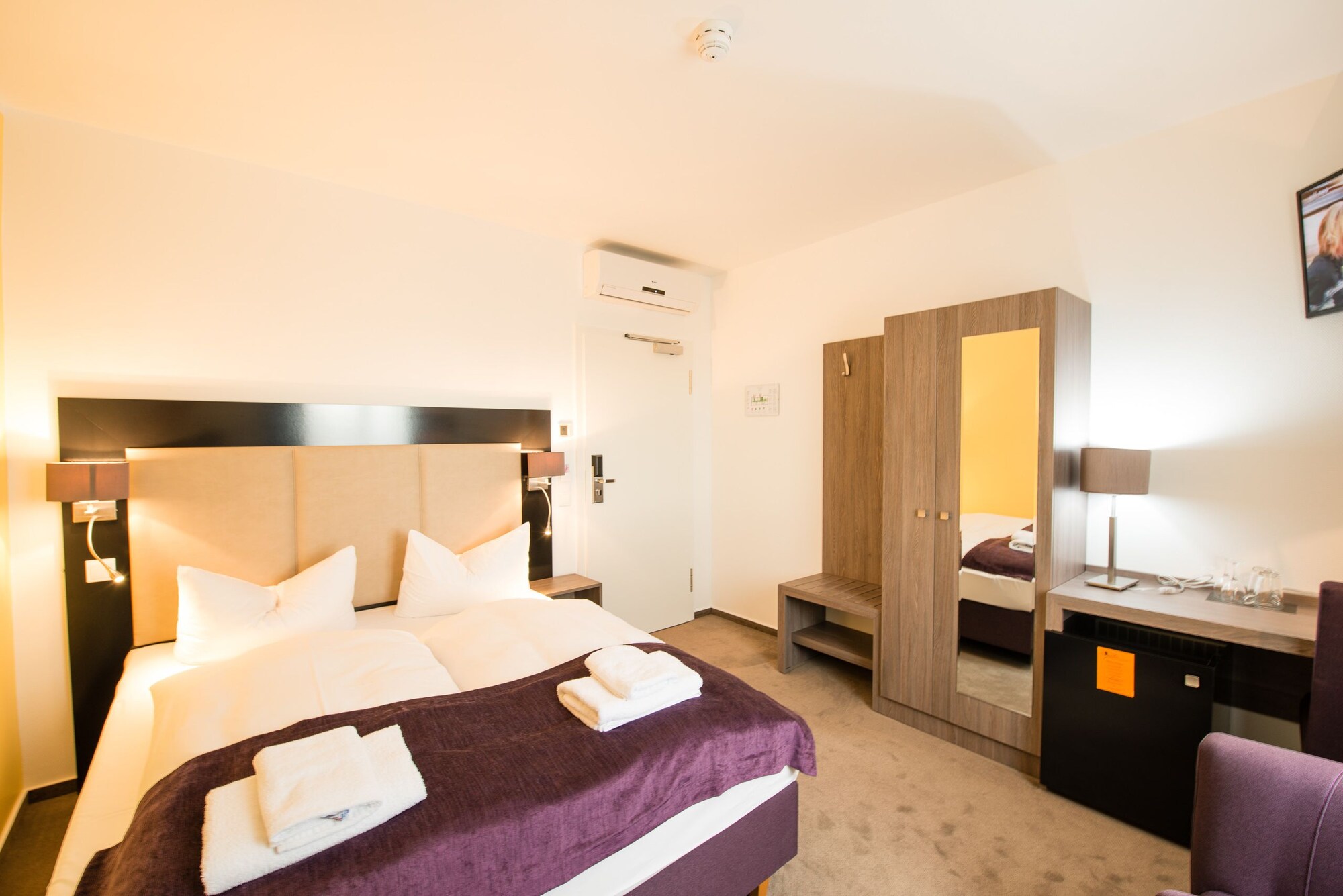 ROOM, DOUBLE BED