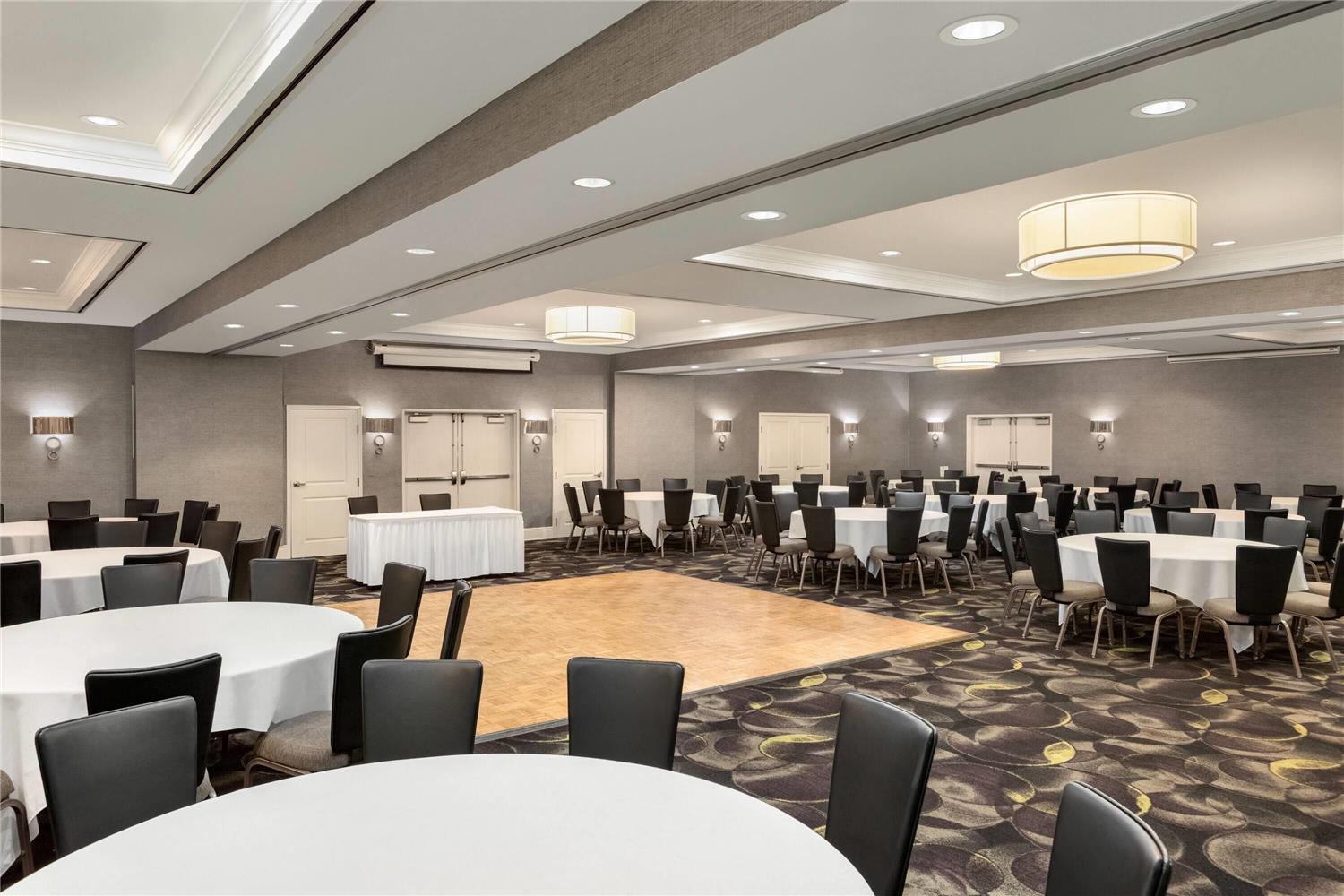 La Quinta Inn & Suites by Wyndham Arlington North 6 Flags Dr 13/20