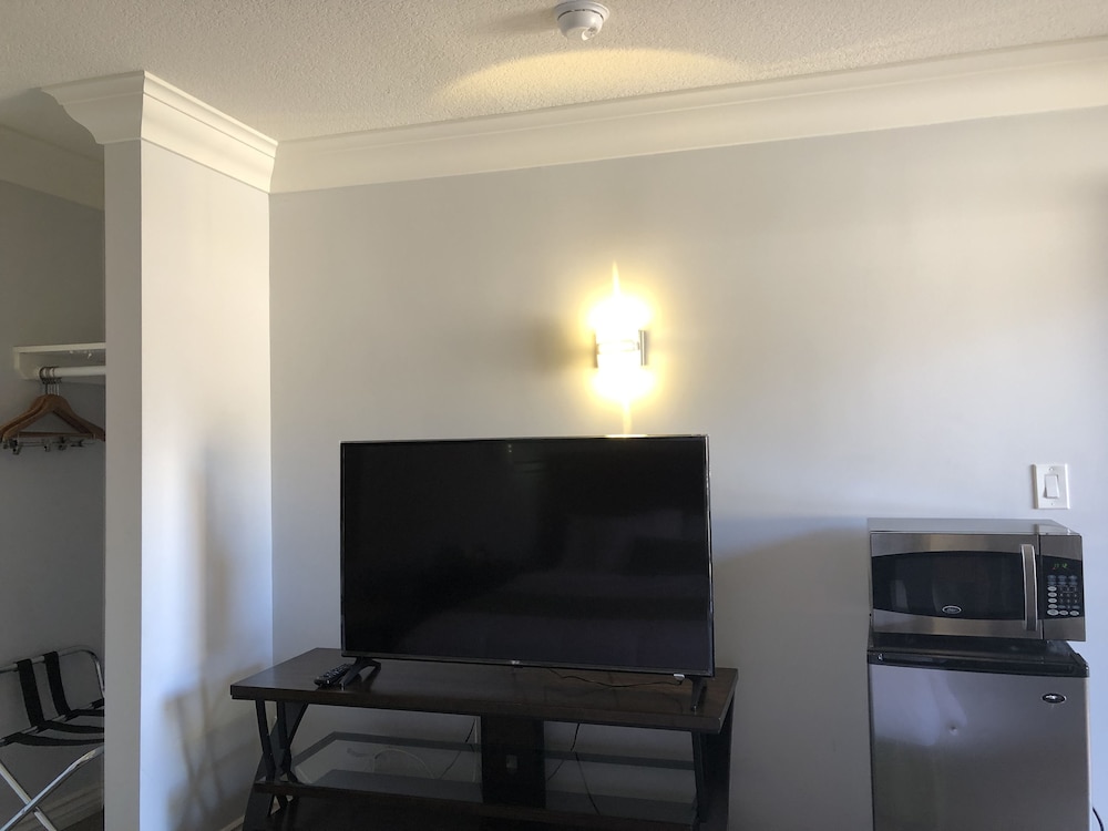 Days Inn by Wyndham Near City Of Hope 18/24