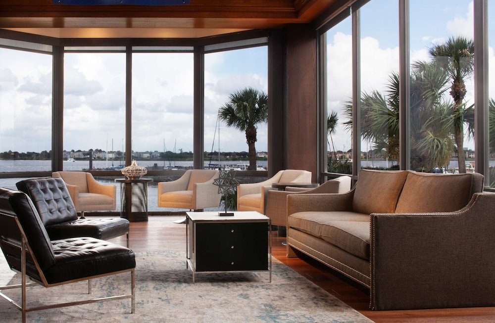 Compass Hotel Nassau Bay 24/65