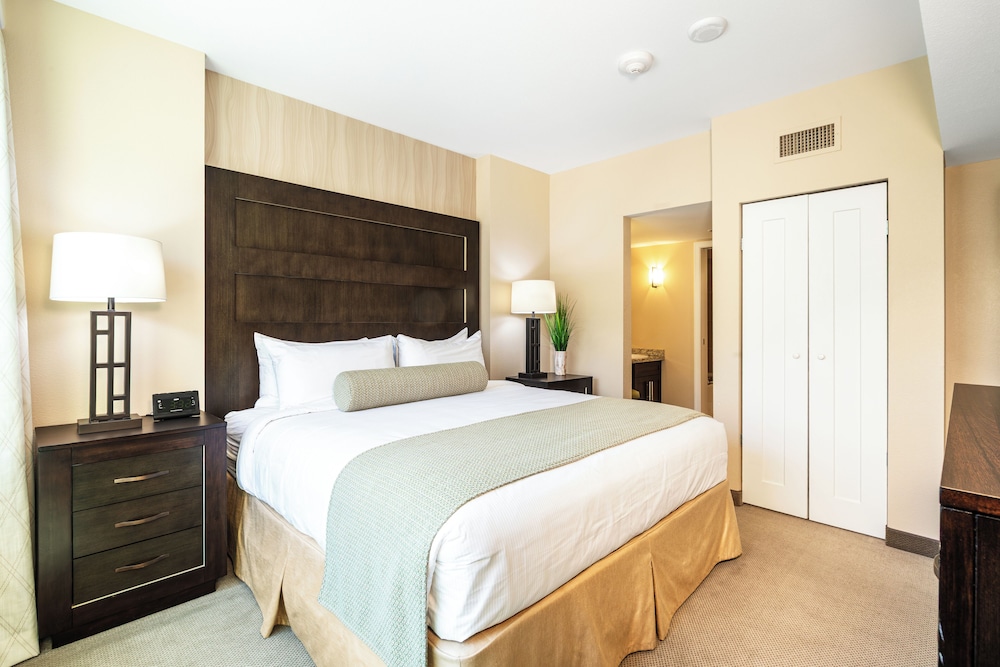 1 BEDROOM, SUITE, POOL VIEW, KITCHEN