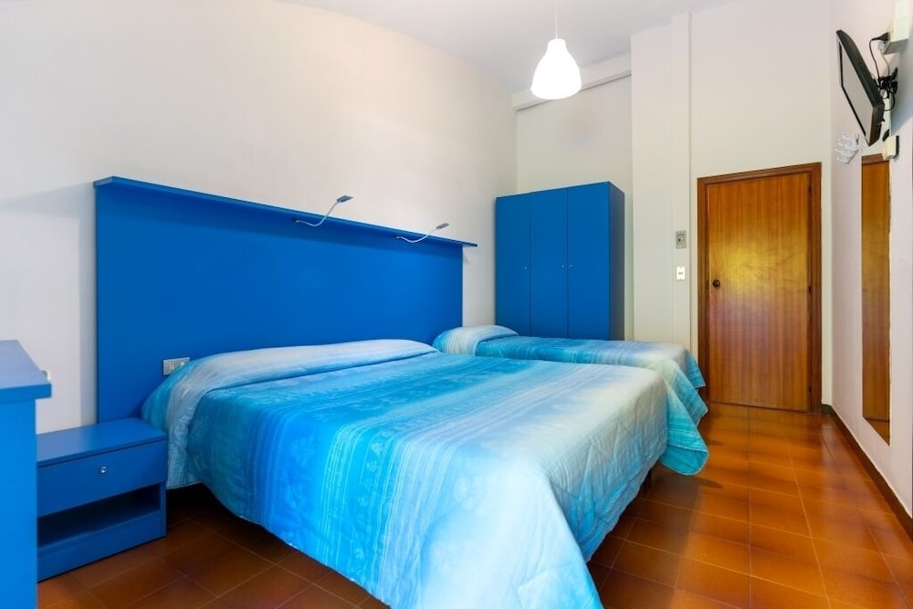 Standard, Triple, 1 Double and 1 Single Bed