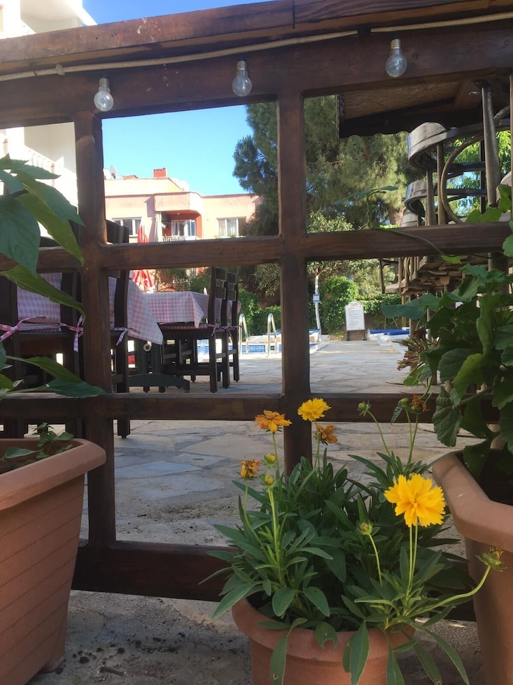 Unver Hotel 33/53