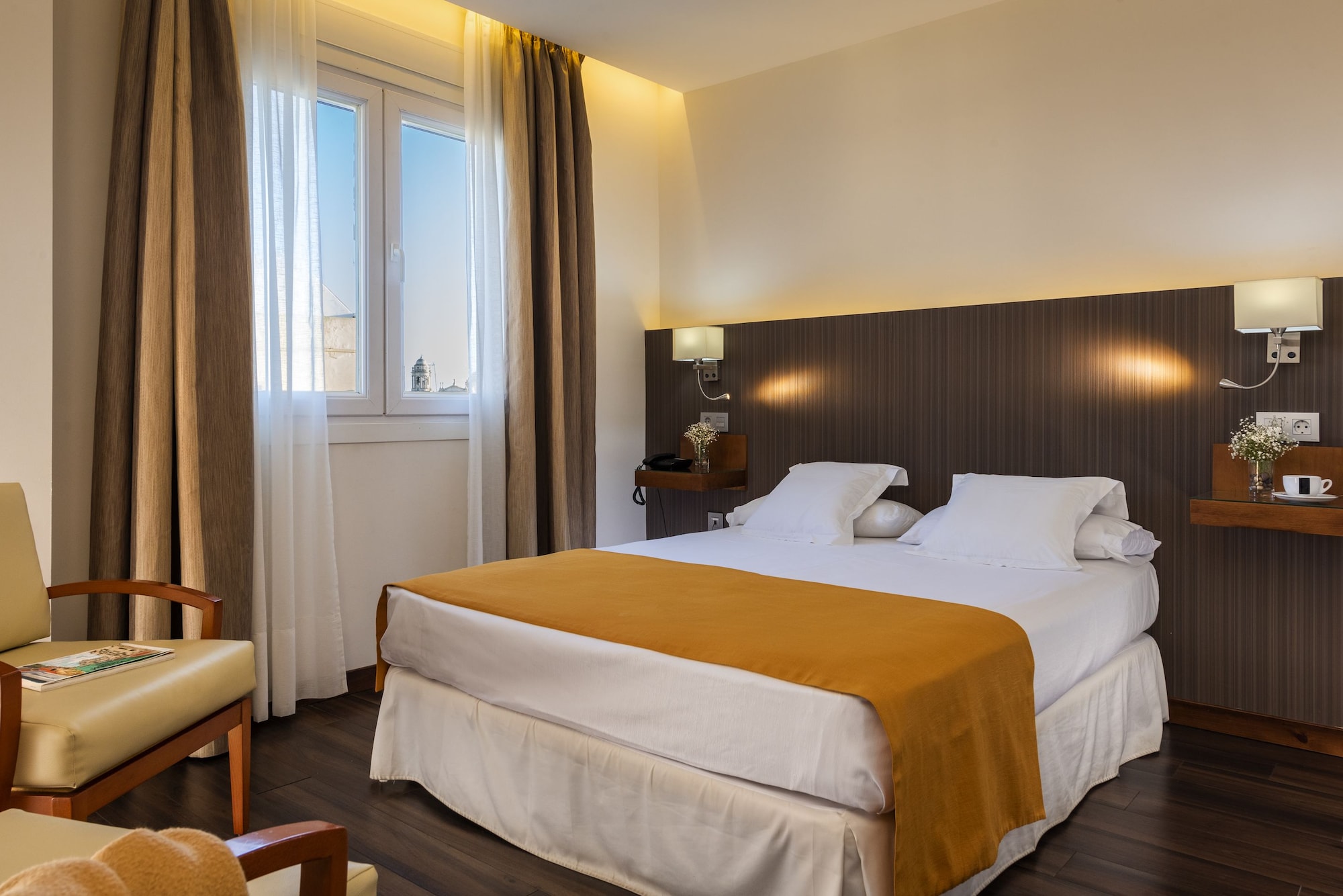 ROOM, DOUBLE OR TWIN BED