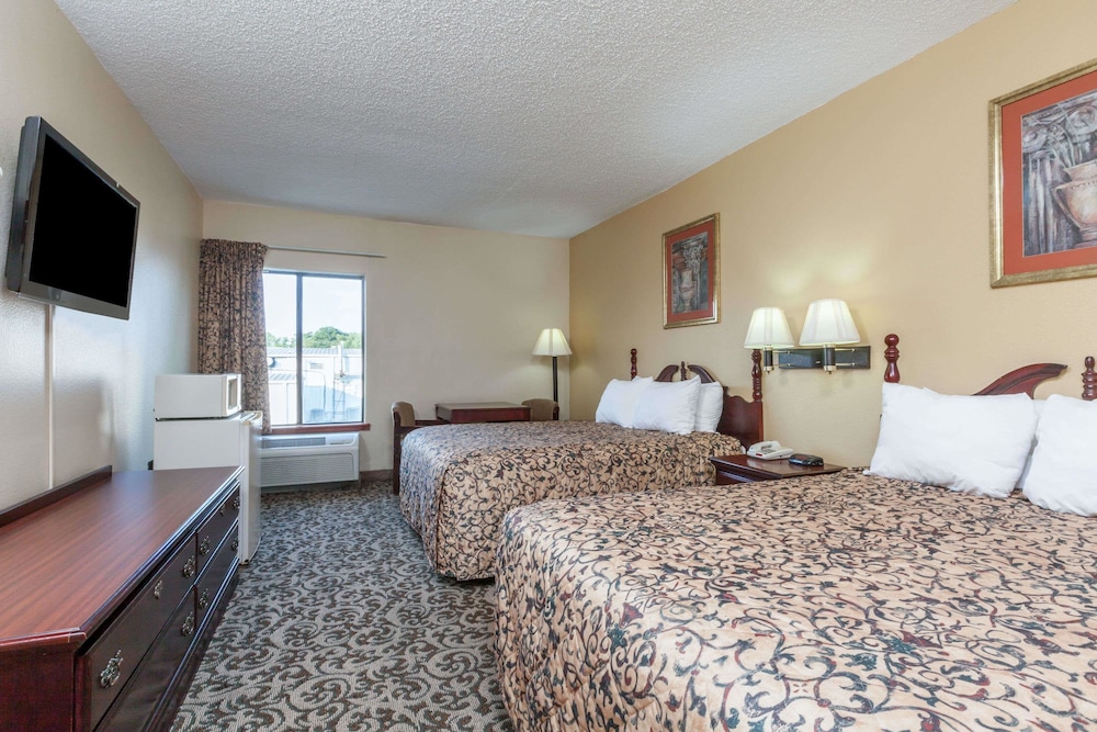 Days Inn by Wyndham LaPlace- New Orleans 17/33