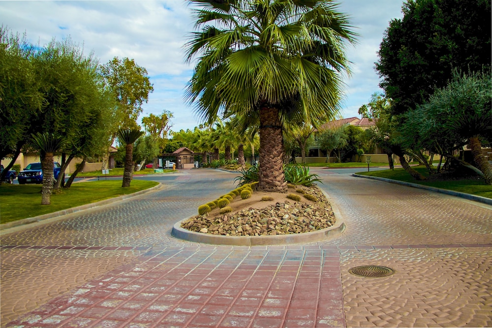 The Oasis Resort 68/76