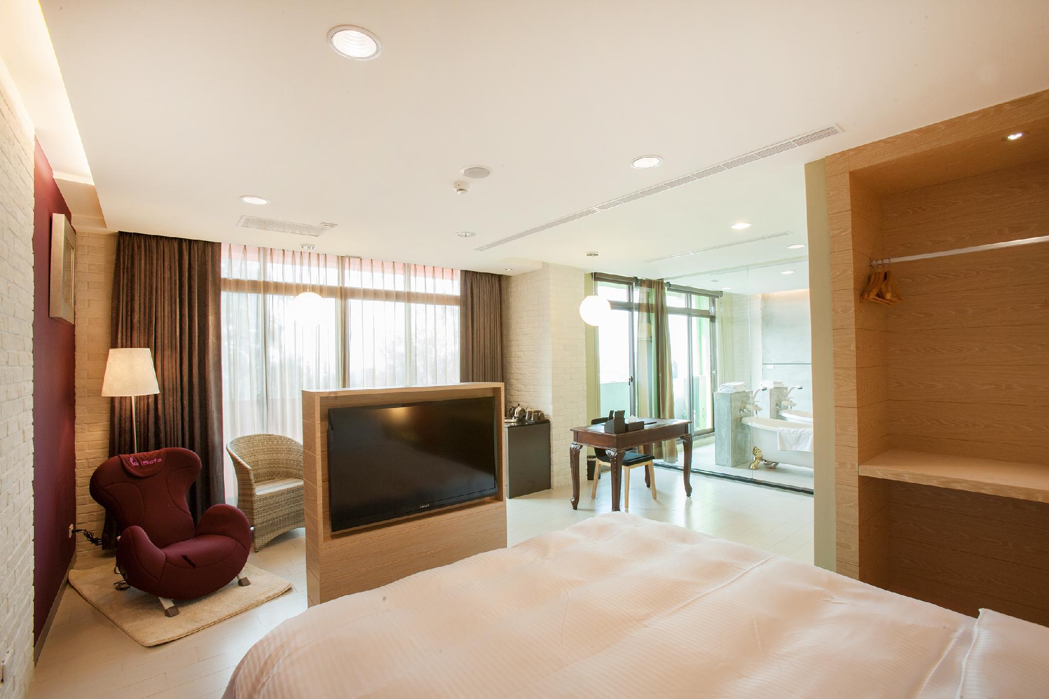Deluxe, Double Bed, 2 Bathrooms