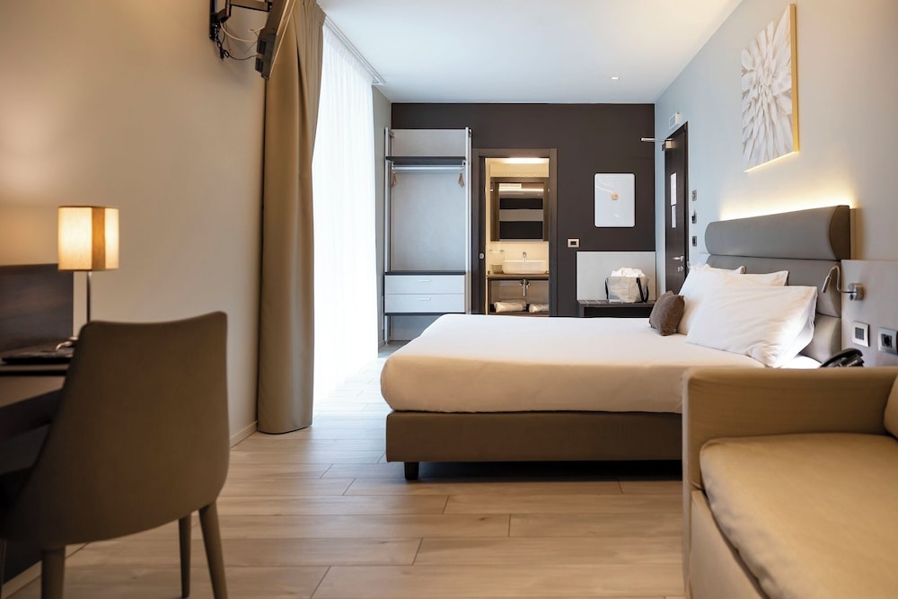 Classic, Twin Beds, Sofa, Vision Hotel 3/6