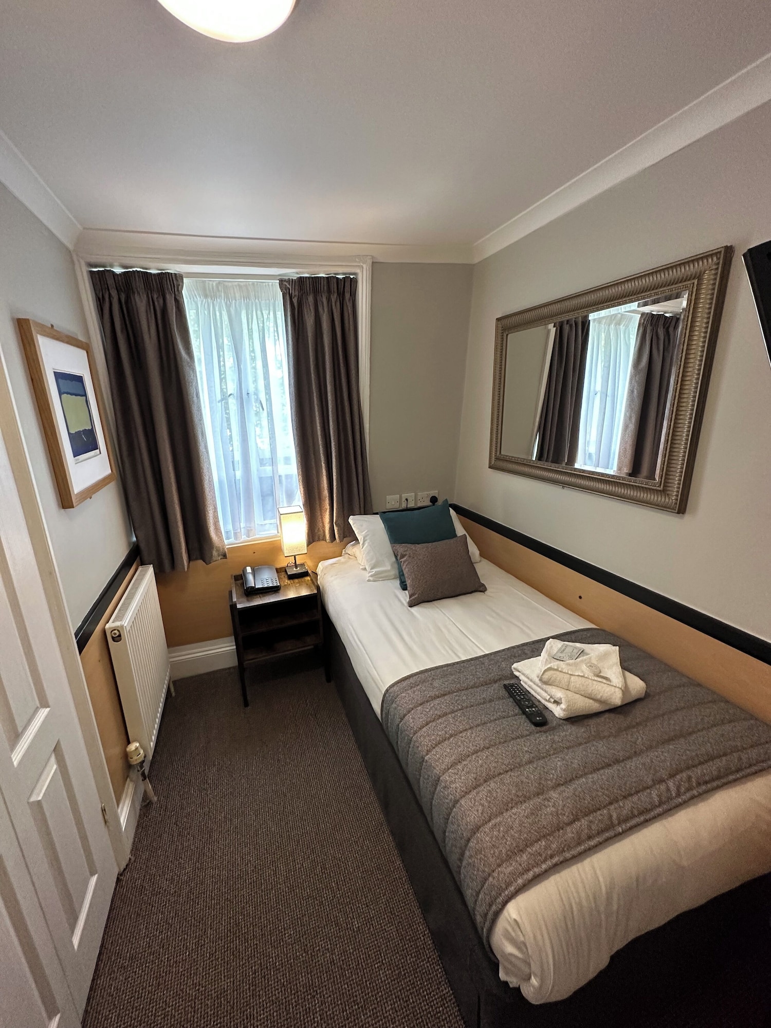 ROOM, SINGLE