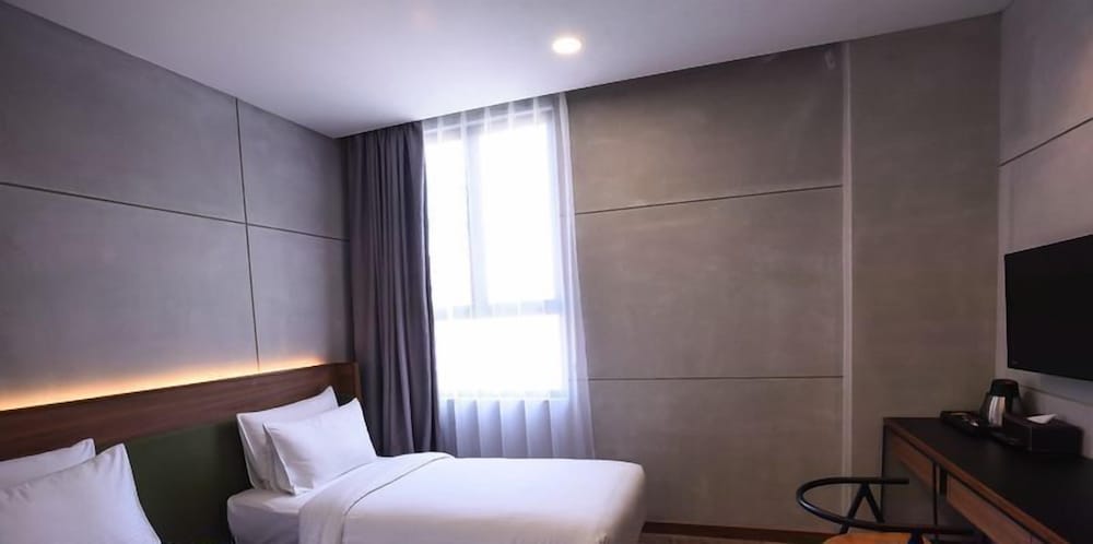 EXECUTIVE, TWIN BEDS