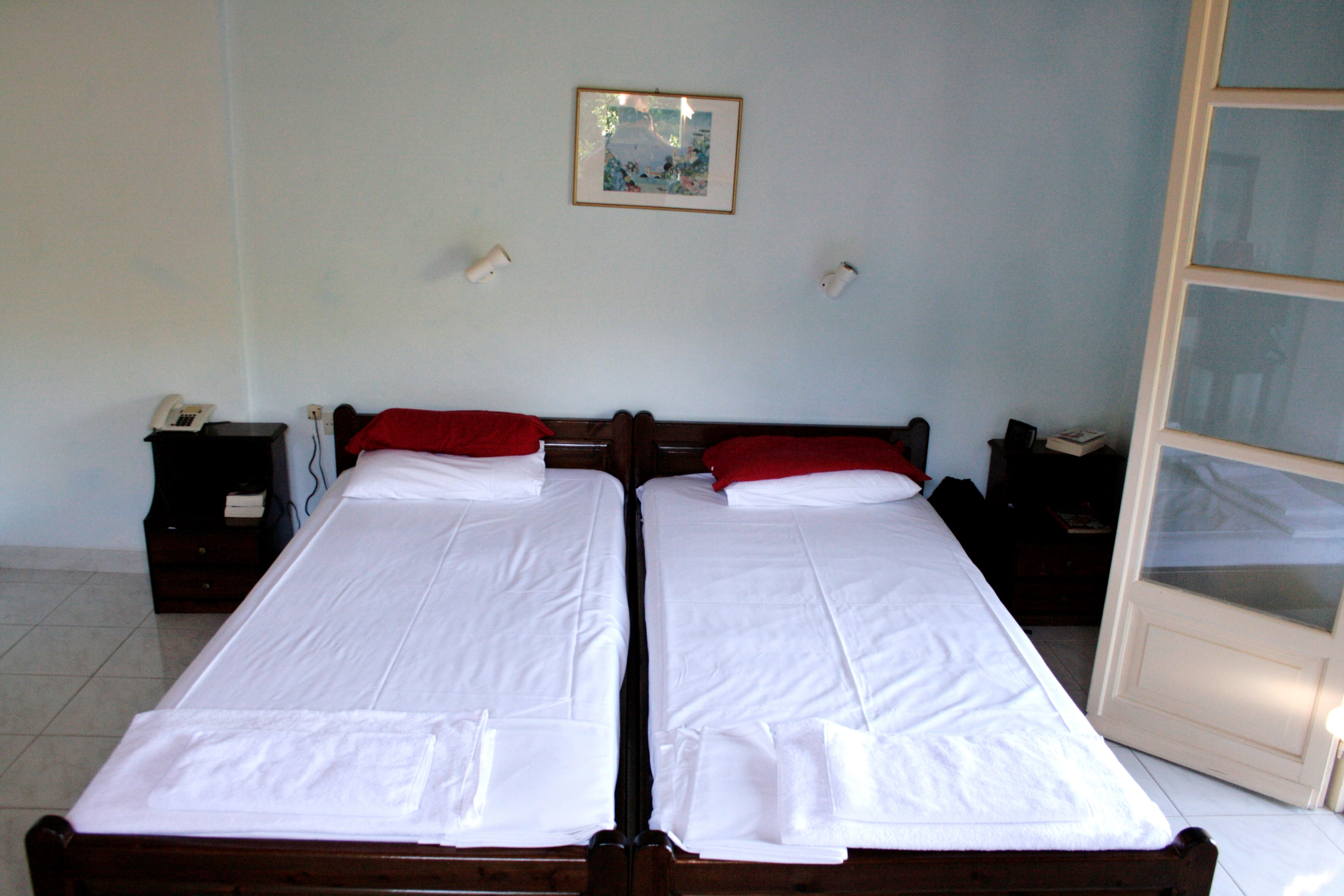 Standard, Lateral Pool or Side Sea View