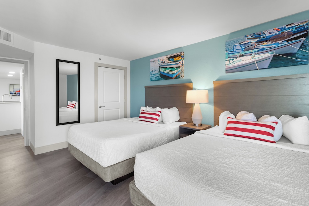 Mariner, 2 Bedrooms, Condo, Deluxe, King Bed, 2 Queen Beds, Ocean Front, Sofa