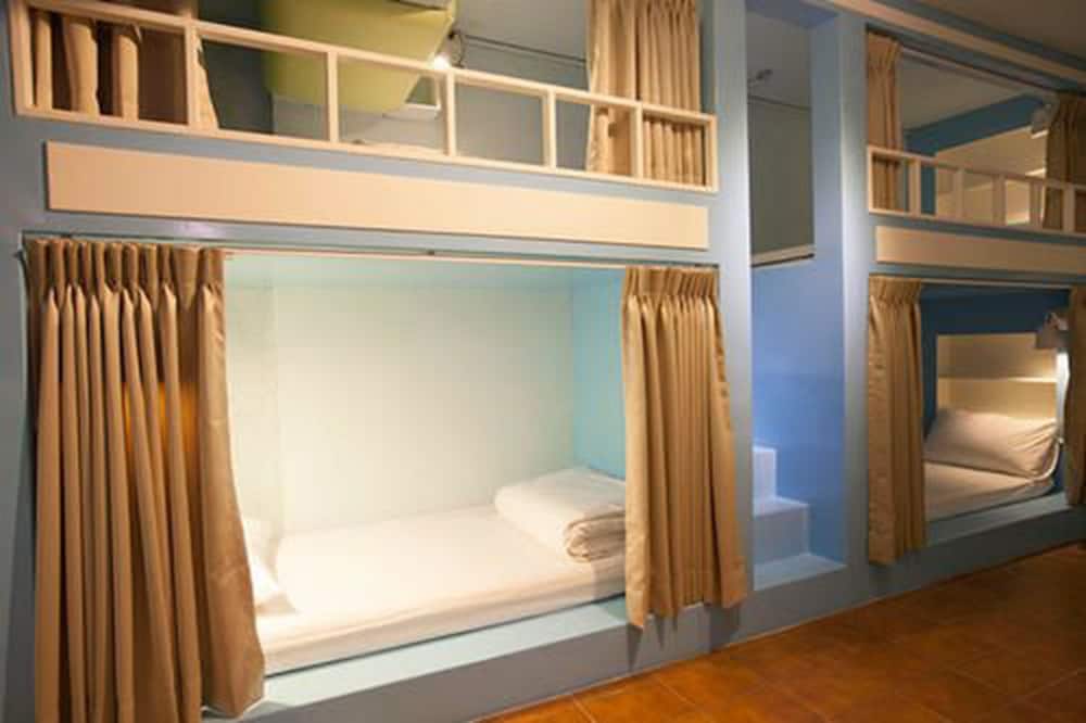 Mr Lobsters Secret Den Design Hostel 62/63