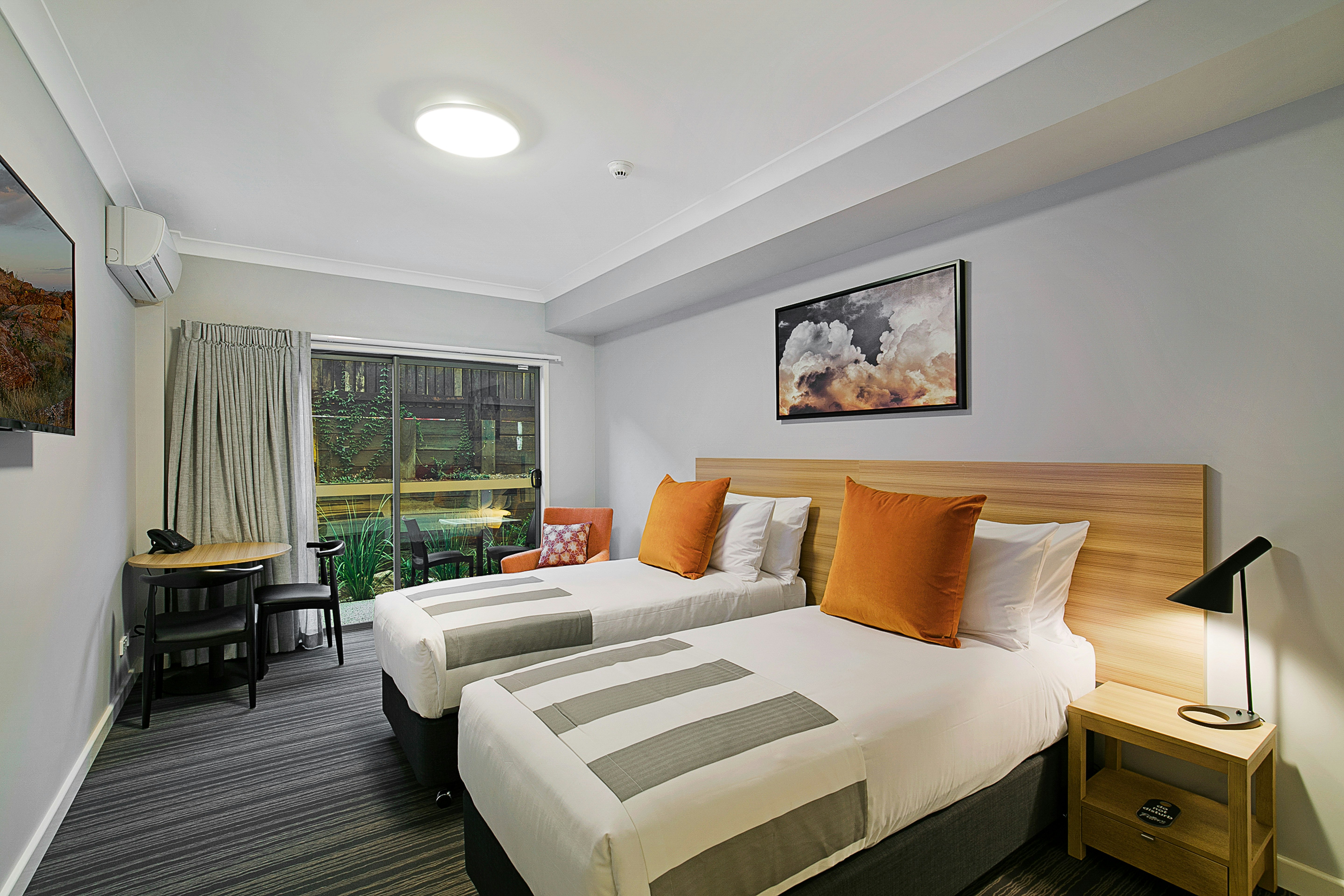 DELUXE, TWIN BEDS