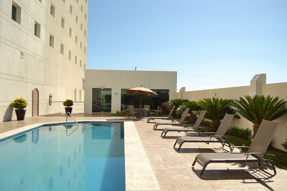 Hotel Aeropuerto Los Cabos 34/40