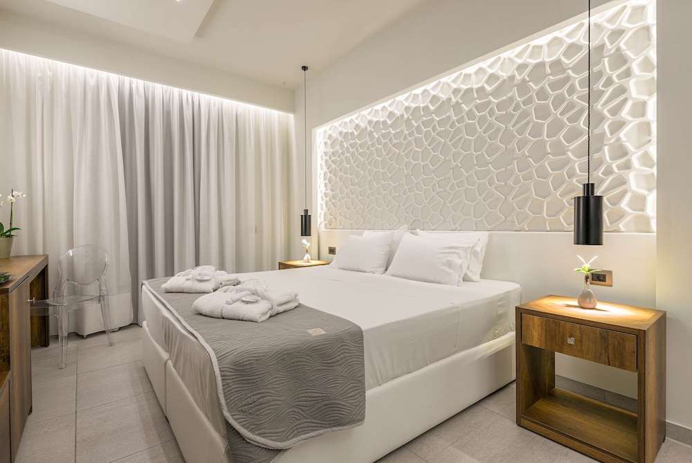 DELUXE, DOUBLE BED