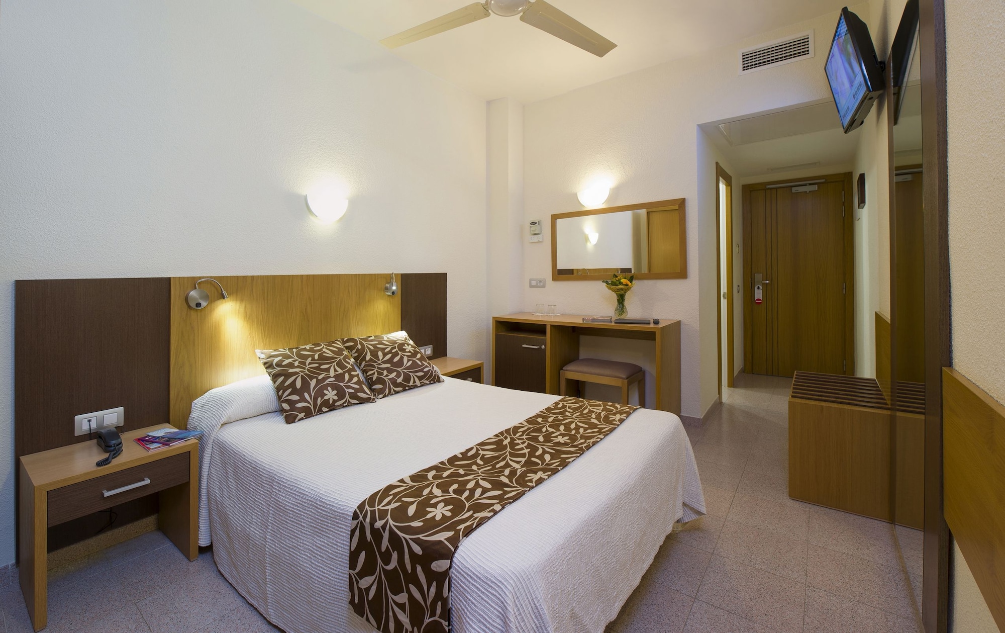 ROOM, SINGLE