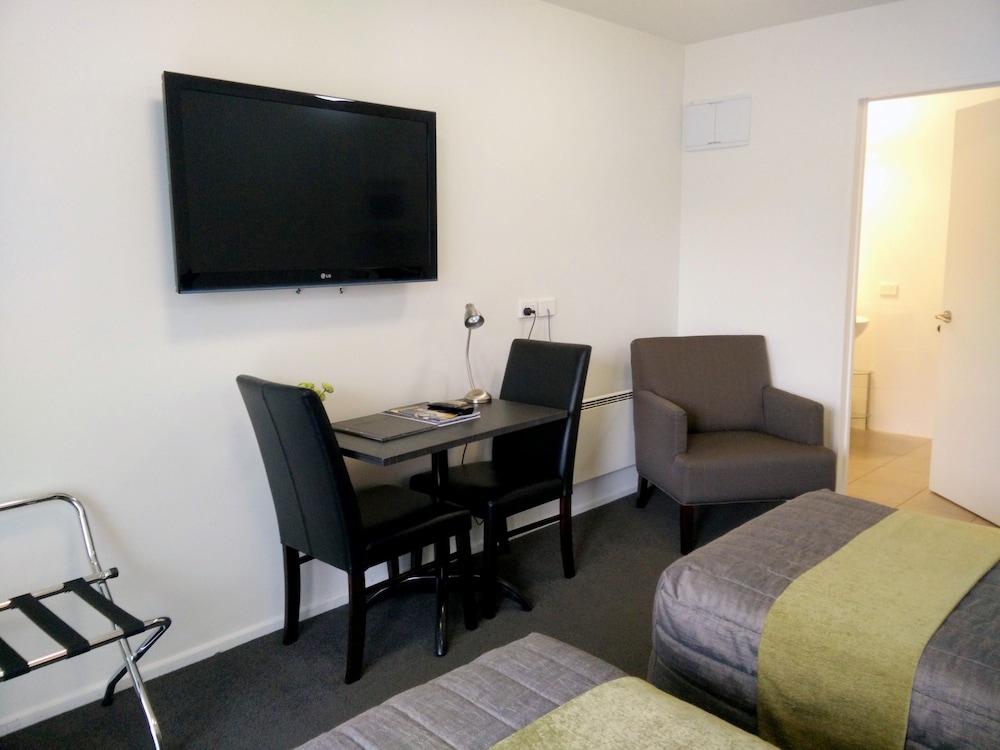 Airport Palms Motel 27/69