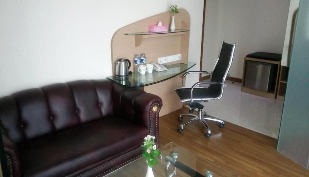 Business Hotel Tomang Jakarta 56/64