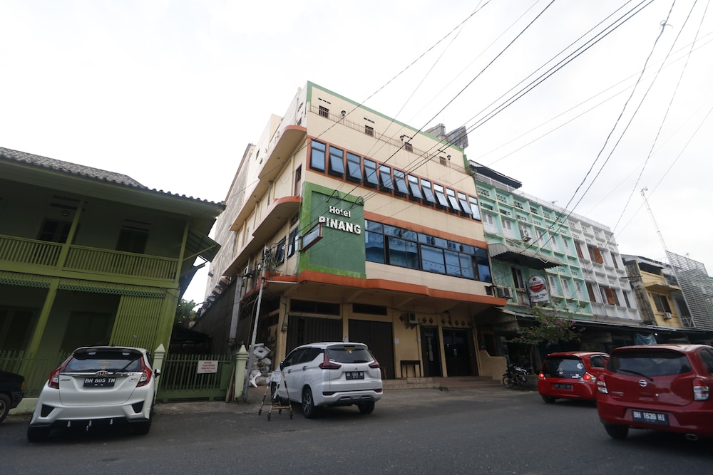 RedDoorz Plus near WTC Batanghari Mall 1/27