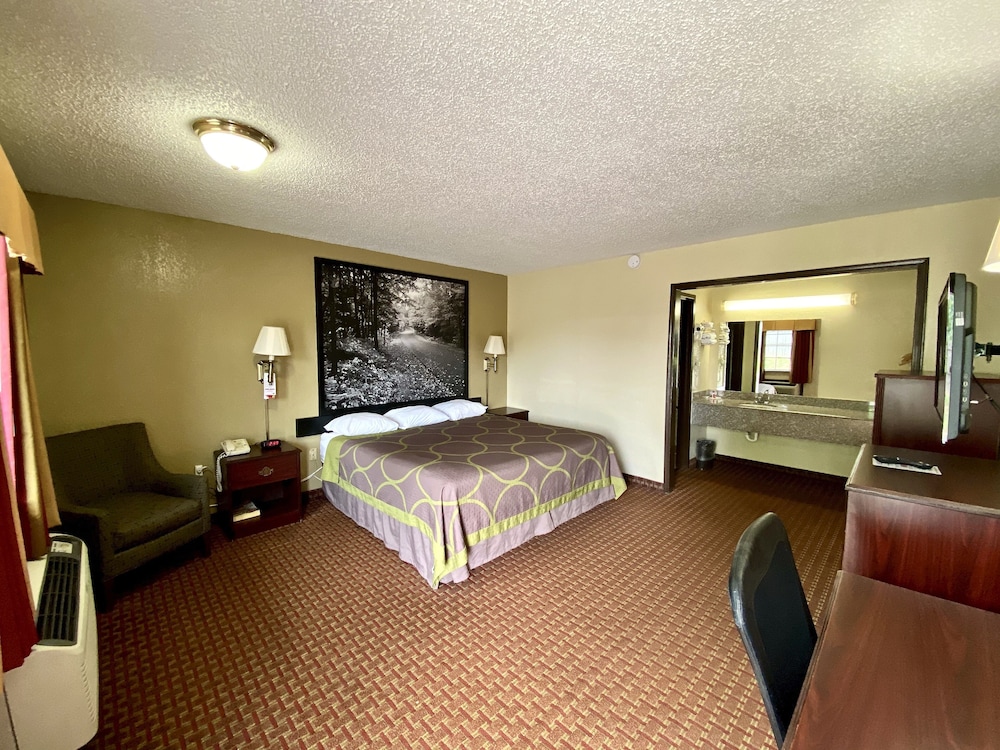 Super 8 By Wyndham Shawnee 25/48