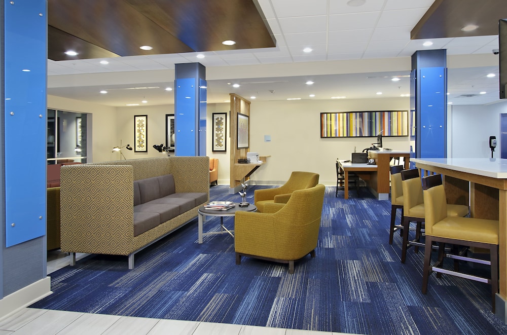 Holiday Inn Express & Suites Lake Charles South Casino Area 35/55