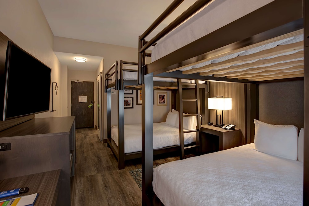 Hampton Inn & Suites San Antonio Riverwalk 35/77