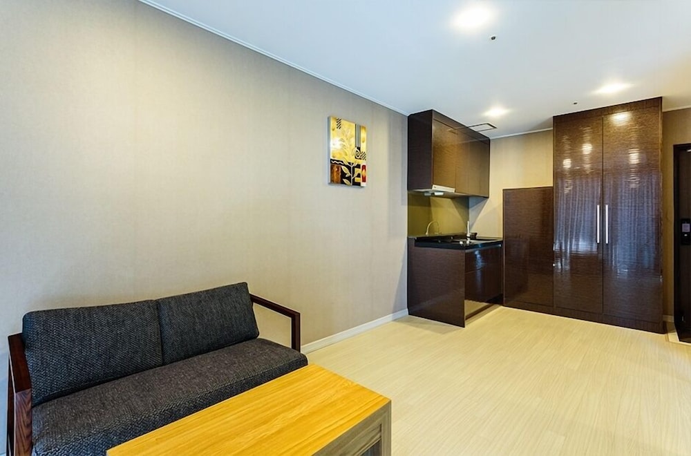 Rich Hotel 30/50
