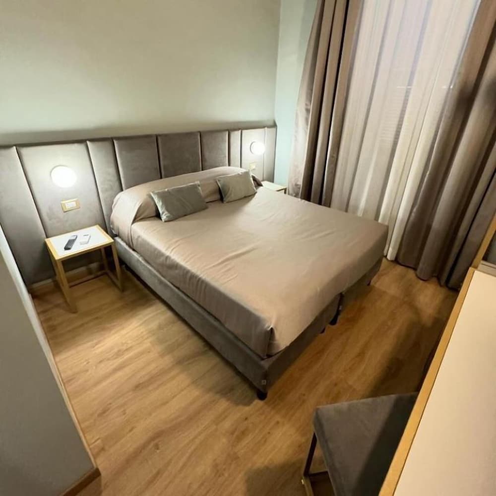 DELUXE, DOUBLE BED